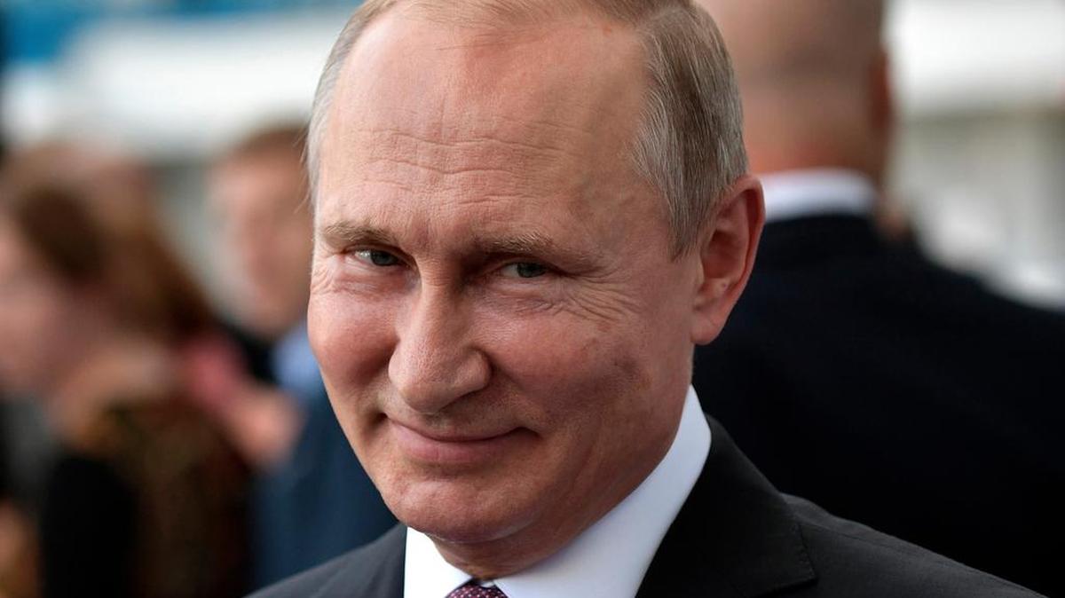 Vladimir Putin sonríe mientras visita el estadio de Kaliningrado después de la Copa Mundial de Fútbol 2018 en Kaliningrado, Rusia, el 20 de julio de 2018.