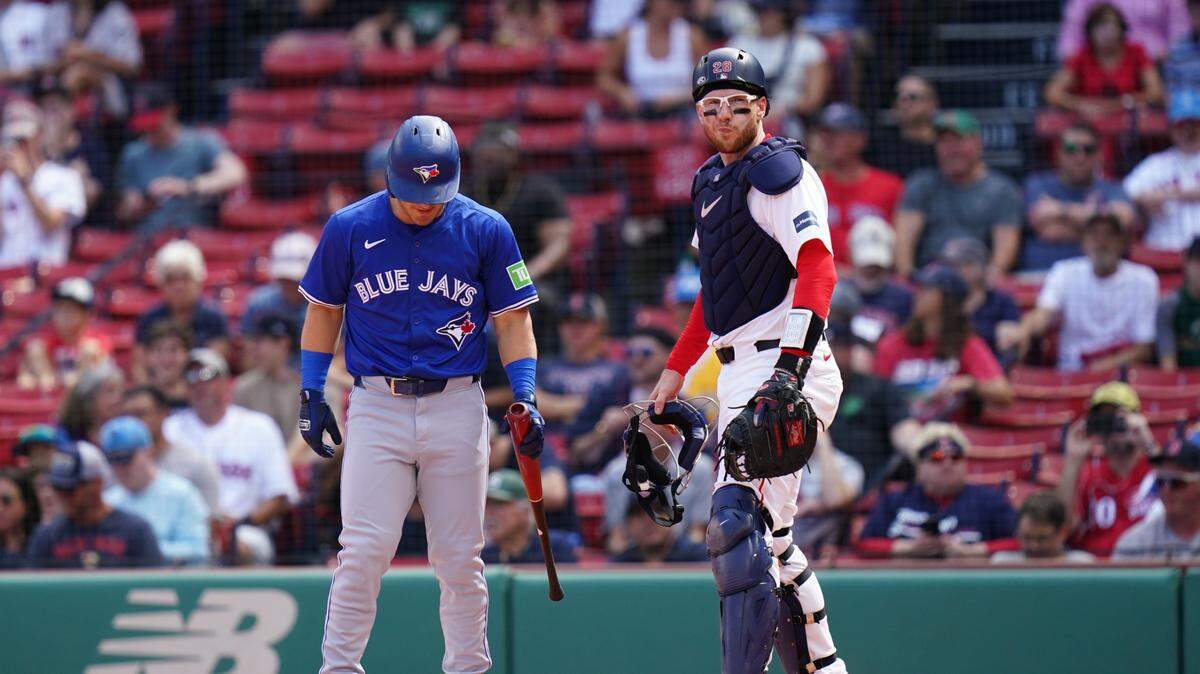 El receptor de los Medias Rojas de Boston Danny Jansen protagonizó este lunes un hecho inédito en la historia del béisbol al convertirse en el primer jugador que actúa oficialmente para dos equipos en el mismo partido.