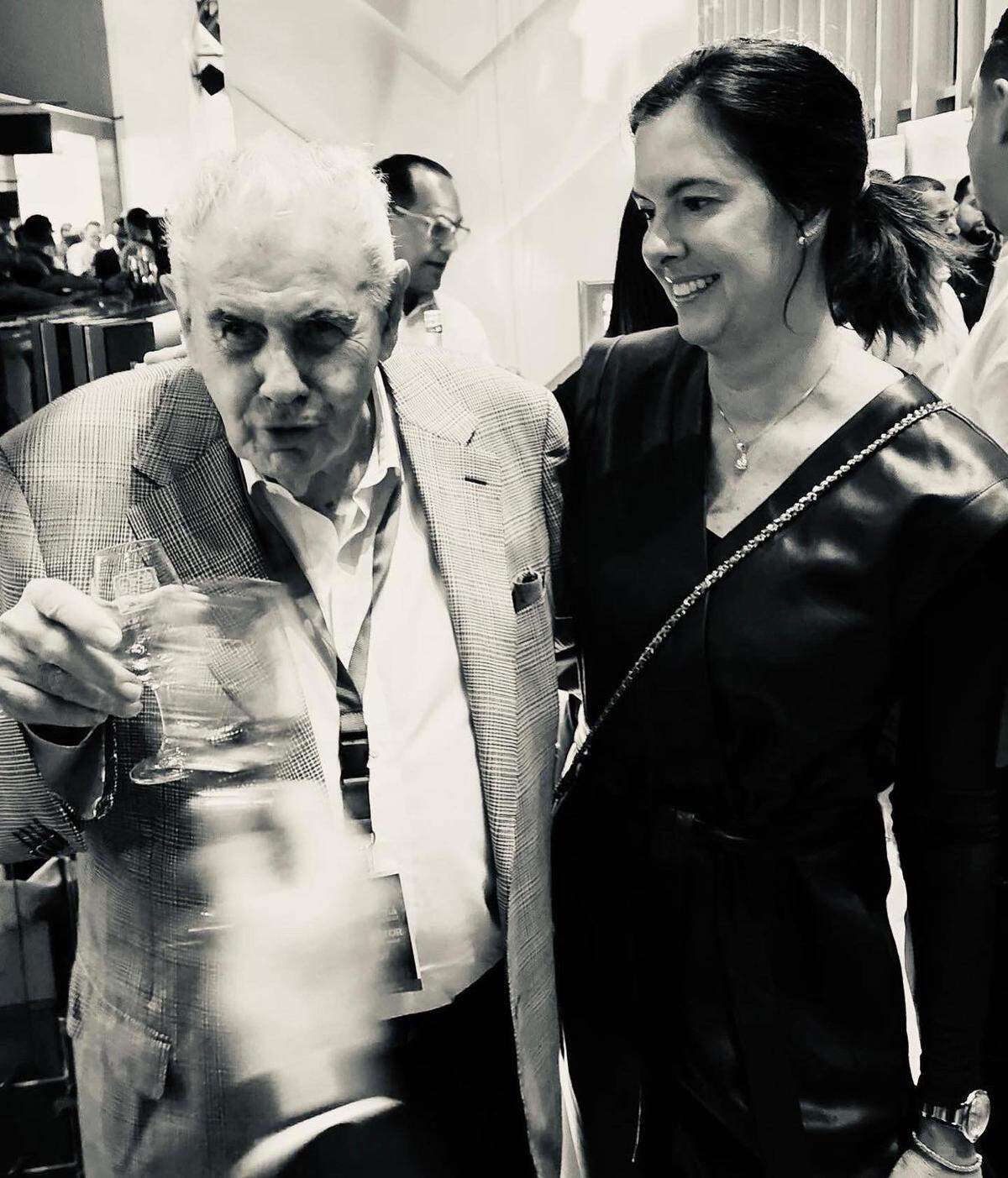 Janet Díaz Bonilla con el maestro ronero cubano, Francisco Fernández Pérez, “Don Pancho”, que se encargó de la elaboración de La Marielita en una destilería en Panamá.