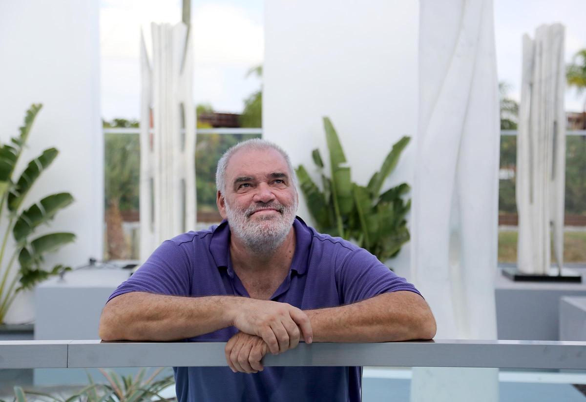 El escultor y galerista Pablo Atchugarry en el Atchugarry Art Center en el Pequeño Haití.  La nueva adición a las galerías del Upper Eastside se inaugura este lunes al comienzo de la Semana de las Artes en Miami.