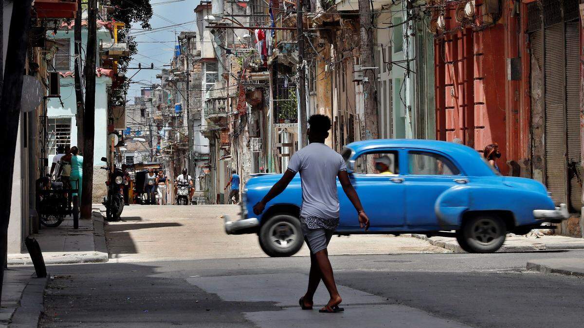 Imagen de una calle de la histórica Habana Vieja, en julio de 2021. Este sector de la capital de Cuba tiene edificios deteriorados y a riesgo de derrumbarse.