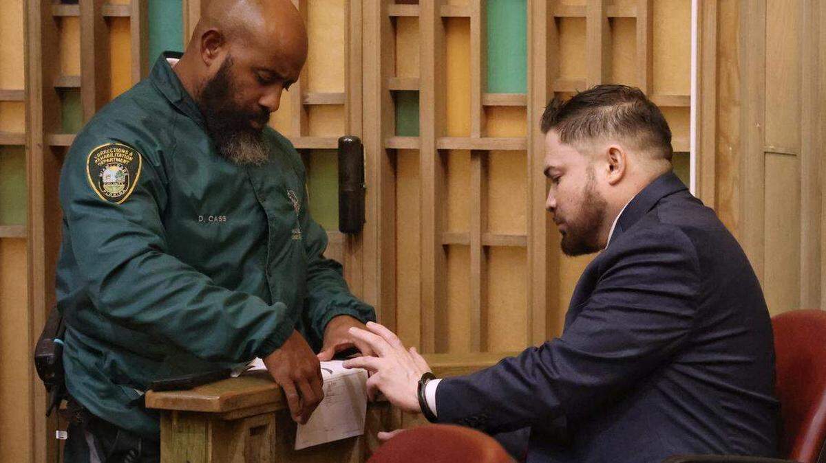 El ex agente de policía de Miami-Dade, Daniel Ramos Avilés (derecha), se toma las huellas dactilares tras ser declarado culpable el jueves 4 de septiembre de 2025 en Miami. Ramos Avilés fue hallado culpable de abusar sexualmente de tres niñas durante una década en un caso que supervisó la jueza Marisa Tinkler Méndez en la Sala 4-6.
