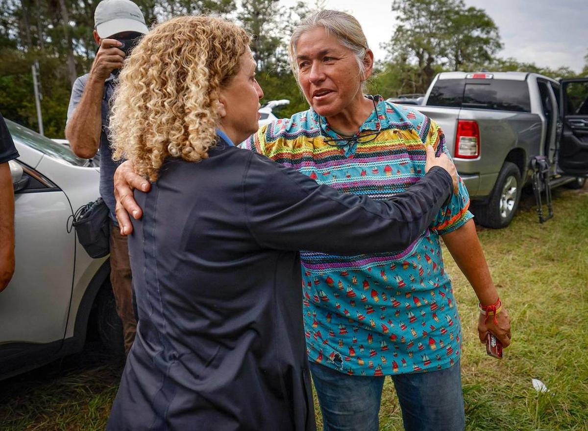 La representante estadounidense Debbie Wasserman Schultz es recibida por Betty Osceola, miembro de la tribu Miccosukee, tras visitar la instalación Alligator Alcatraz. El centro está en los Everglades de la Florida, a 36 millas al oeste del distrito financiero de Miami, en el Condado Collier, Florida, el sábado 12 de julio de 2025.
