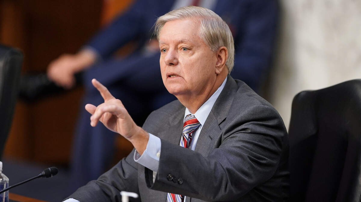 El senador Lindsey Graham habla en el Comité Judicial del Senado en el cuarto día de audiencias sobre la nominada a la Corte Suprema Amy Coney Barrett, el 15 de octubre de 2020, en Capitol Hill en Washington, DC.