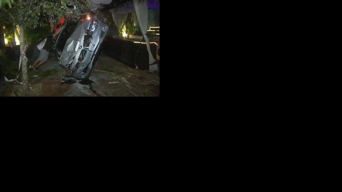 El conductor de un BMW perdió el control y se estrelló contra el patio del restaurante Big Fish localizado en Biscayne Boulevard y la calle 78, el miércoles por la noche.