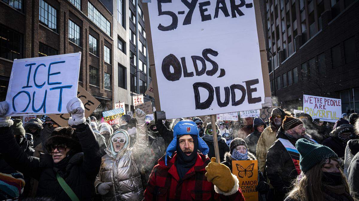 Personas sostienen carteles en referencia a Liam Conejo Ramos, un niño de cinco años que fue retenido por agentes de inmigración, durante la protesta “ICE fuera de Minnesota: Día de la Verdad y la Libertad” en Minneapolis, Minnesota, el 23 de enero de 2026.