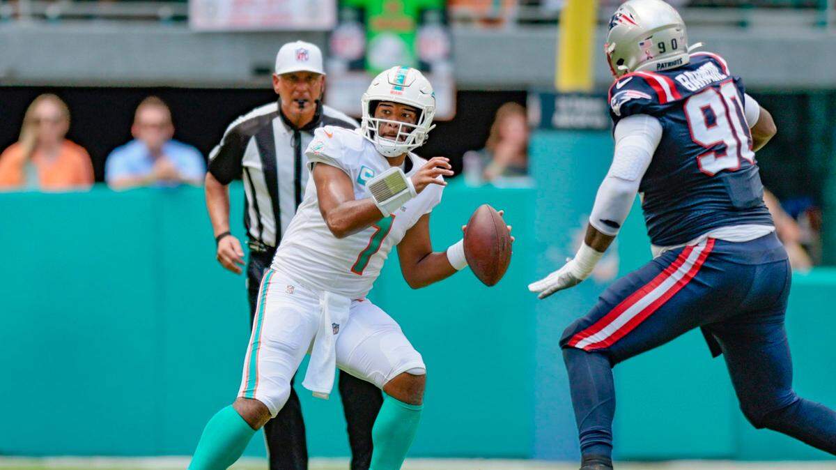 Foto de archivo. El quarterback de los Dolphins de Miami Tua Tagovailoa pasa el ovoide en el partido ante los Patriots de Nueva Inglaterra, celebrado el 11 de septiembre de 2022 en el Hard Rock Stadium en Miami Gardens, Florida.