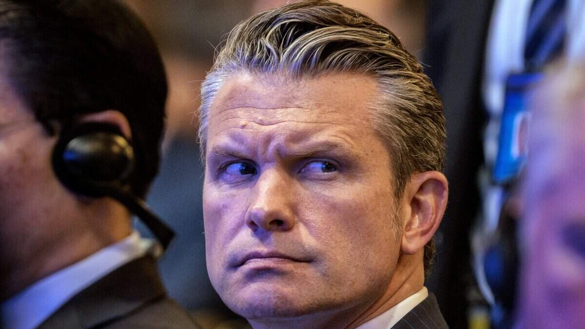 El secretario de Guerra de Estados Unidos, Pete Hegseth, escucha mientras el presidente de Vietnam, To Lam, pronuncia el discurso principal durante el 23º Diálogo de Shangri-La del IISS en el Hotel Shangri-La el 29 de mayo de 2026 en Singapur.