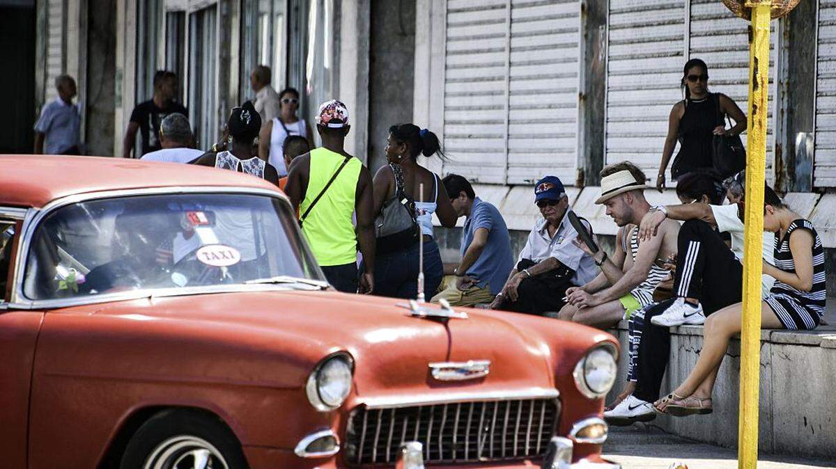 En esta foto de archivo, cubanos navegan por Internet en una calle de La Habana, el 13 de agosto de 2015. 