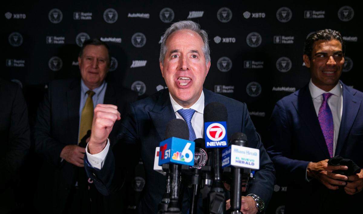 El copropietario de Inter Miami, Jorge Mas, reacciona después de que los comisionados de la Ciudad de Miami votaron para aprobar el contrato de arrendamiento de Miami Freedom Park, el 28 de abril de 2022.
