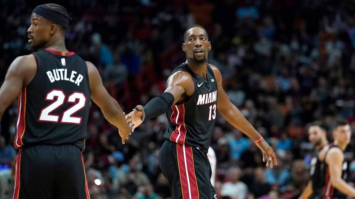 El centro del Miami Heat, Bam Adebayo (13), le da la mano al delantero Jimmy Butler (22) en un partido el 17 de enero de 2022.