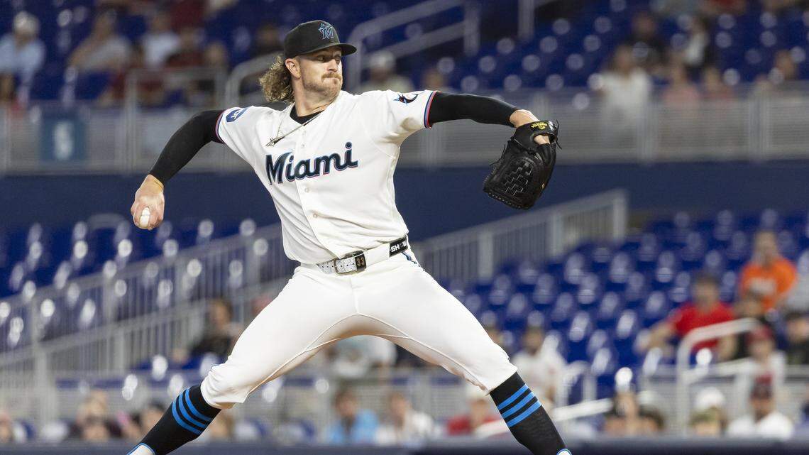 El abridor de los Marlins Chris Paddack lanza en el primer inning del partido ante los Cardenales de San Luis, celebrado el 21 de abril de 2026 en Miami.