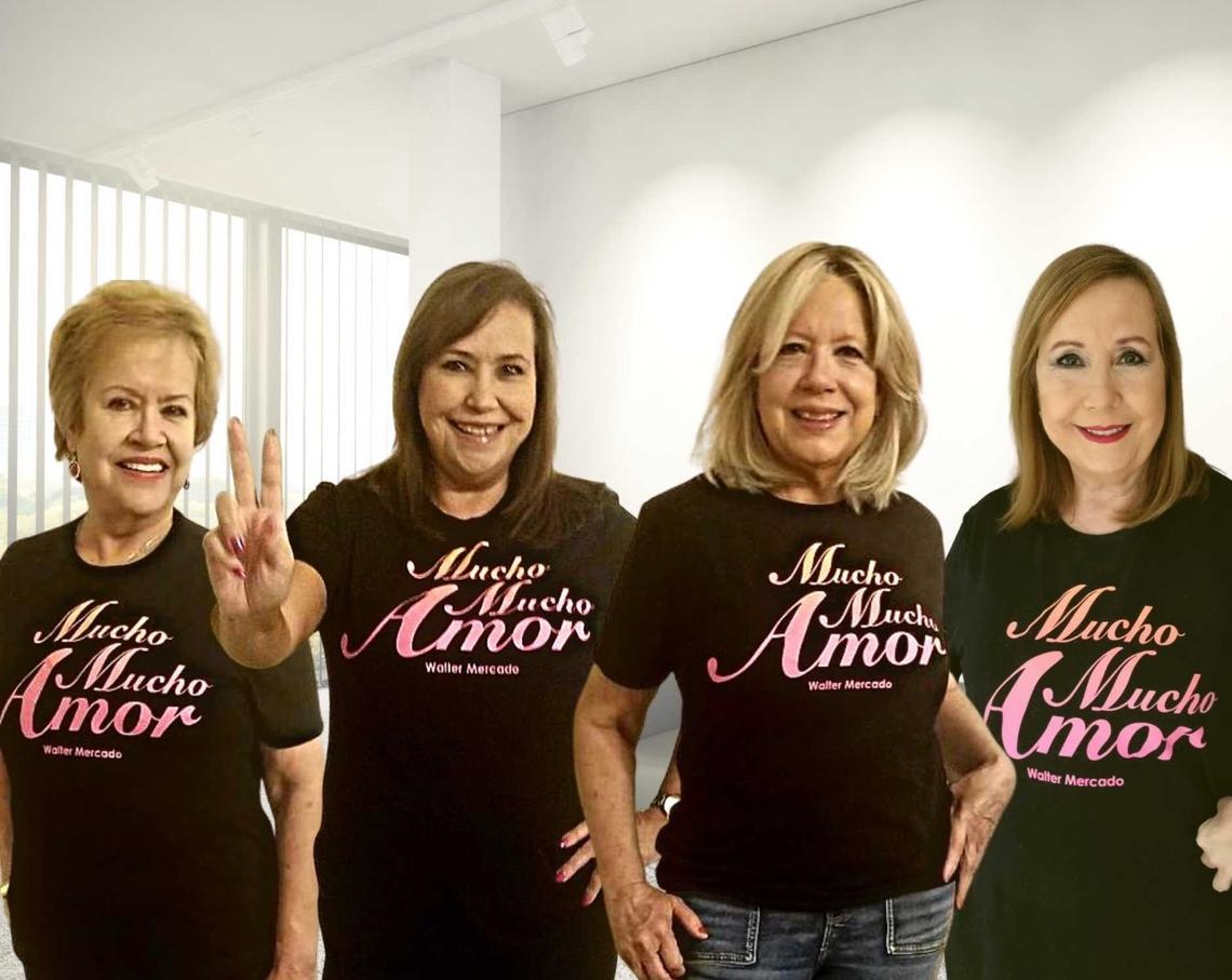 Las sobrinas de Walter Mercado: Aida, Dannette, Betty e Ivonne Benet Mercado, llevando la camiseta que vende Old Navy.