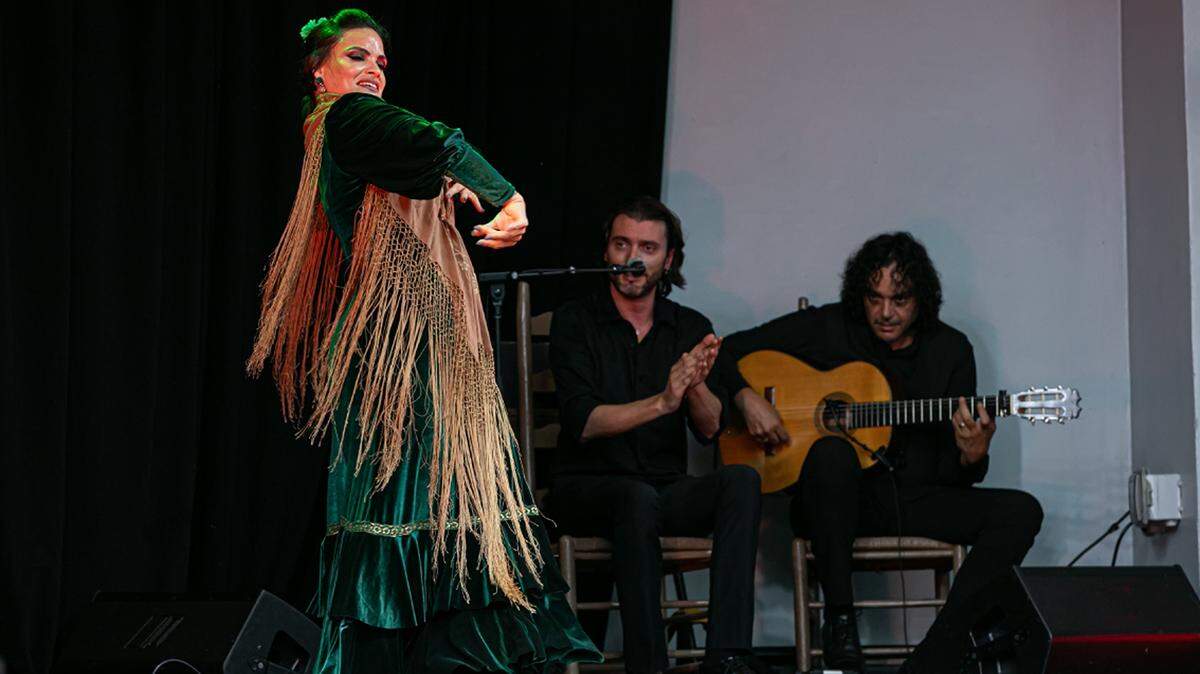 La solista María Mercedes Pérez, el cantaor José Diaz “El Cachito” (artista invitado) y el guitarrista José Luis de la Paz, compositor de la música de “Callejón flamenco”.