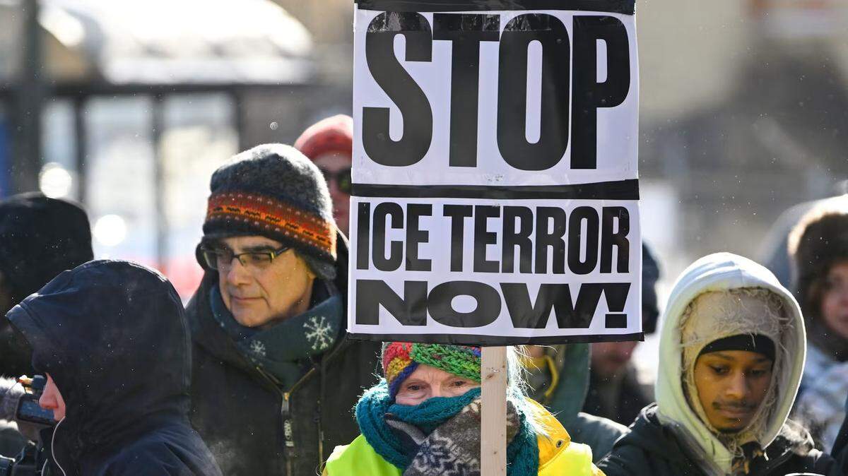 Una mujer sostiene un cartel con el lema “¡Acabemos con el terror del ICE ya!” en un acto conmemorativo por Alex Pretti en Minneapolis, Minnesota, el 25 de enero. 