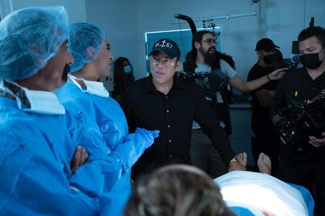 El actor y productor Tony Cortés (centro) durante la filmación de la comedia ‘Mírame así’.