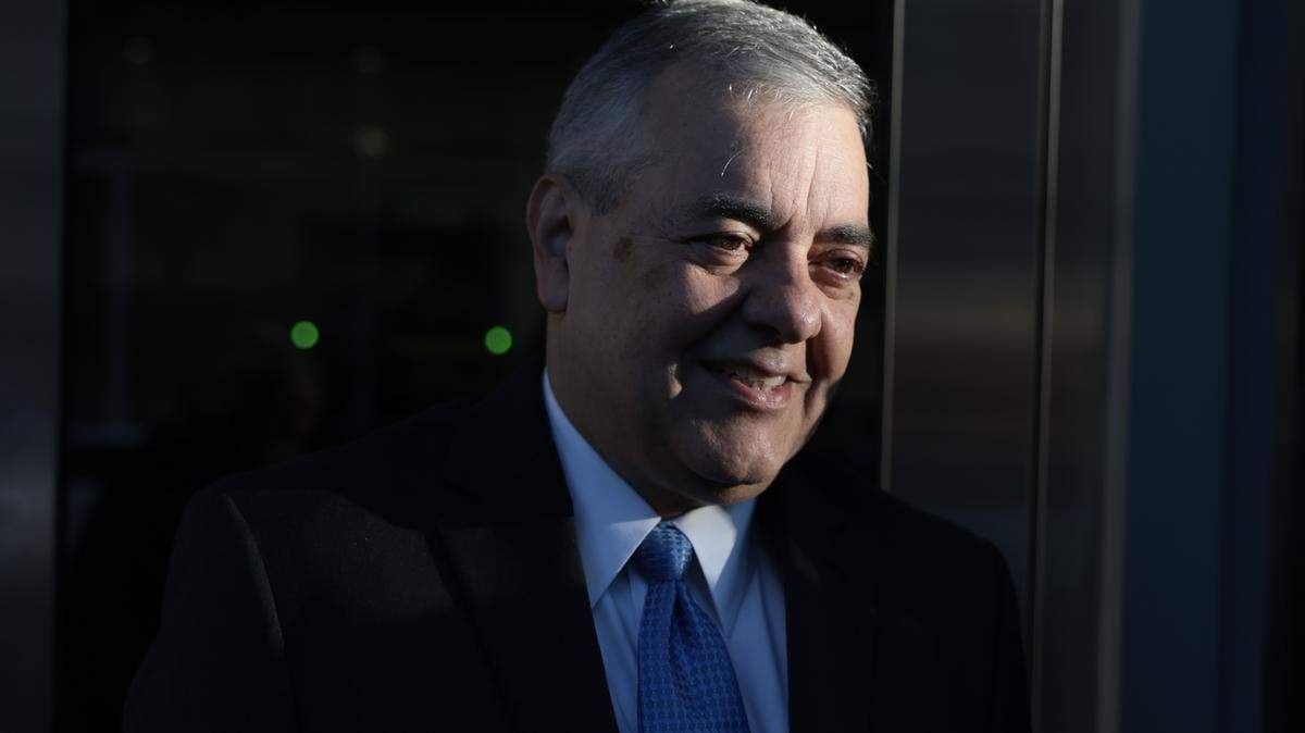 El excongresista de Florida David Rivera habla con la prensa frente al edificio de Justicia Federal James Lawrence King, antes de que el secretario de Estado Marco Rubio testificara en su caso el pasado martes en Miami.