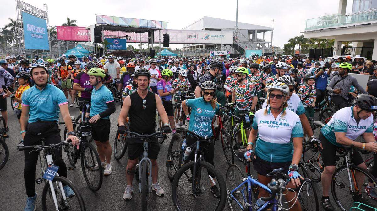 Participantes se alistan antes del comienzo de una carrera durante el evento Dolphins Challenge Cancer en el Hard Rock Stadium, el 24 de febrero de 2024 en Miami Gardens, Florida,