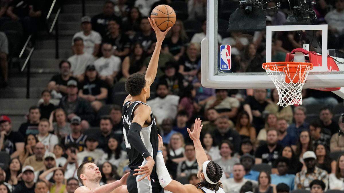 El francés Victor Wembanyama confirmó este lunes todos los pronósticos y se llevó el premio al Novato del Año en la NBA, tras un espectacular desembarco en la mejor liga de baloncesto del planeta.