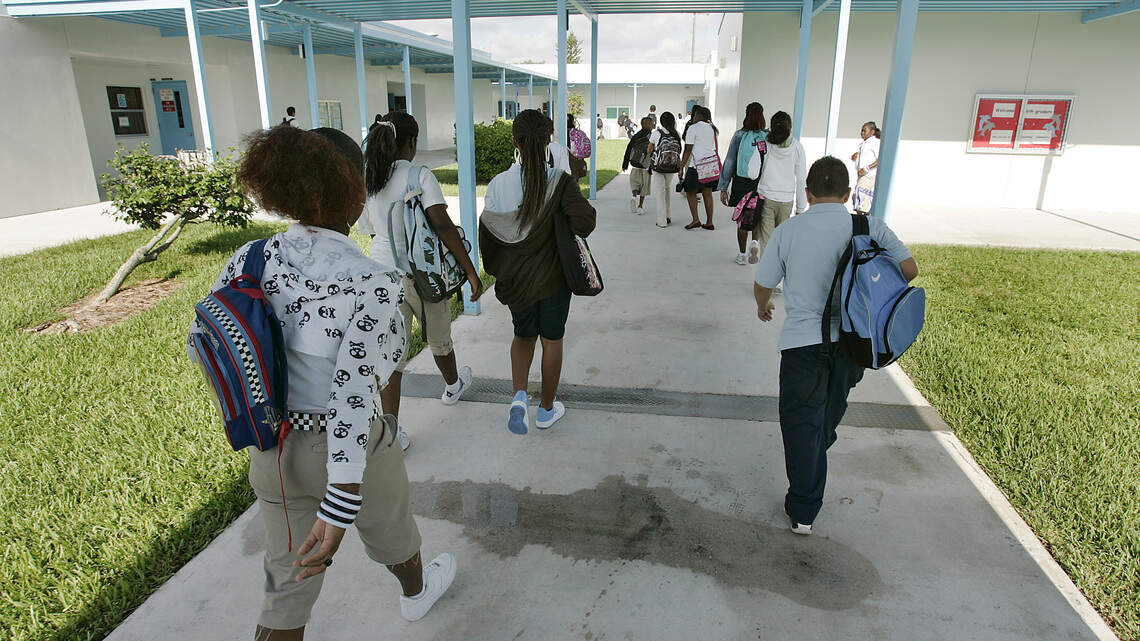 Unos 18 millones de latinos enfrentan riesgos por recortes en educación, dice Voto Latino