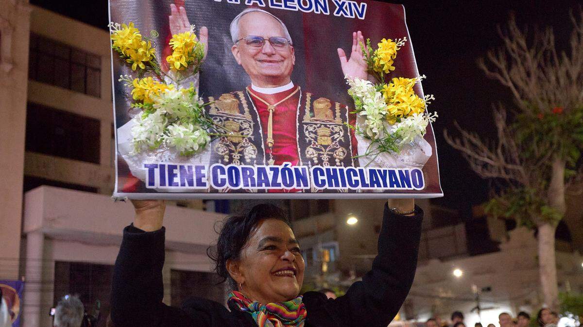 Una mujer sostiene una foto del papa Leon XIV durante una misa en Chiclayo, Perú, el sábado, 10 de mayo de 2025, en donde el Santo Padre estuvo por muchos años cuando era cardenal.