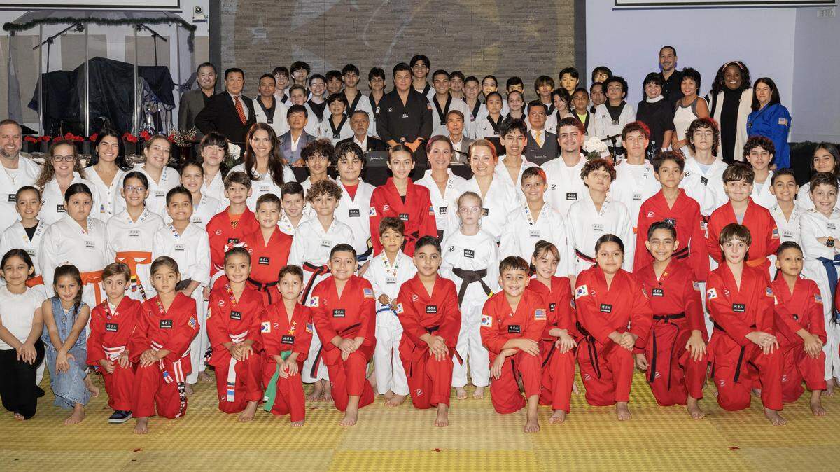 Profesores y alumnos de la Academia de Takekwondo Día de World Class Martial Arts.