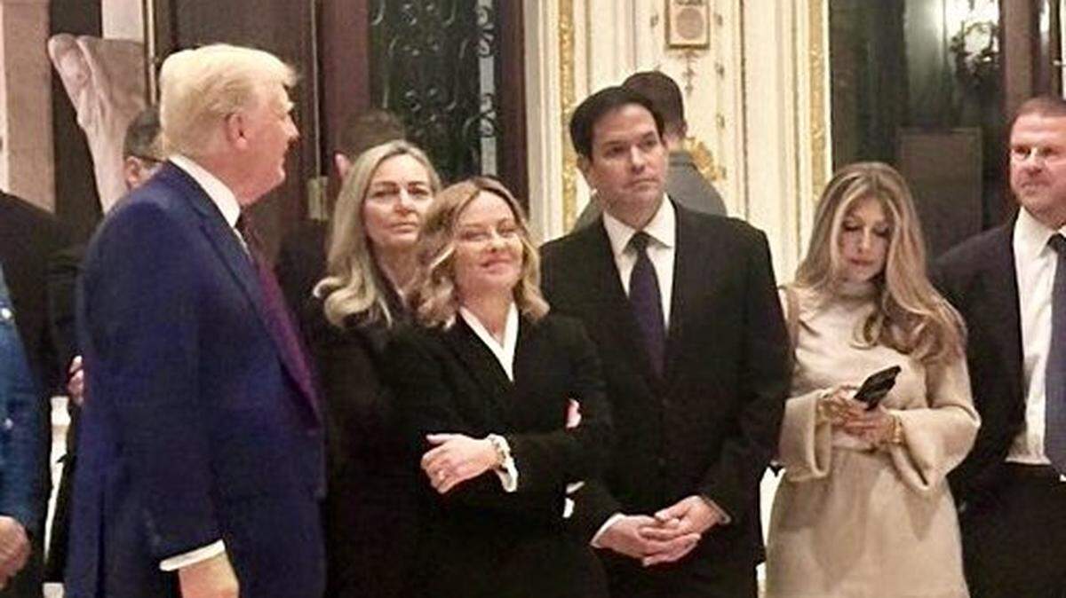 Foto tomada de X que muestra al presidente electo de EEUU, Donald Trump, la primera ministra de Italia, Giorgia Meloni, y el senador federal de Florida, Marco Rubio, durante su encuentro el sábado 4 de enero de 2025 en Mar-a-Lago, Florida.