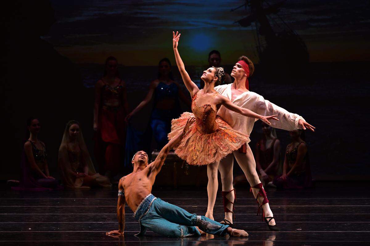 De izquierda a derecha: Ihosvany Rodríguez, Marize Fumero y Humberto Rivera, en el Grand Pas de Deux de “Le Corsaire”, interpretado como ‘pas de trois’. 