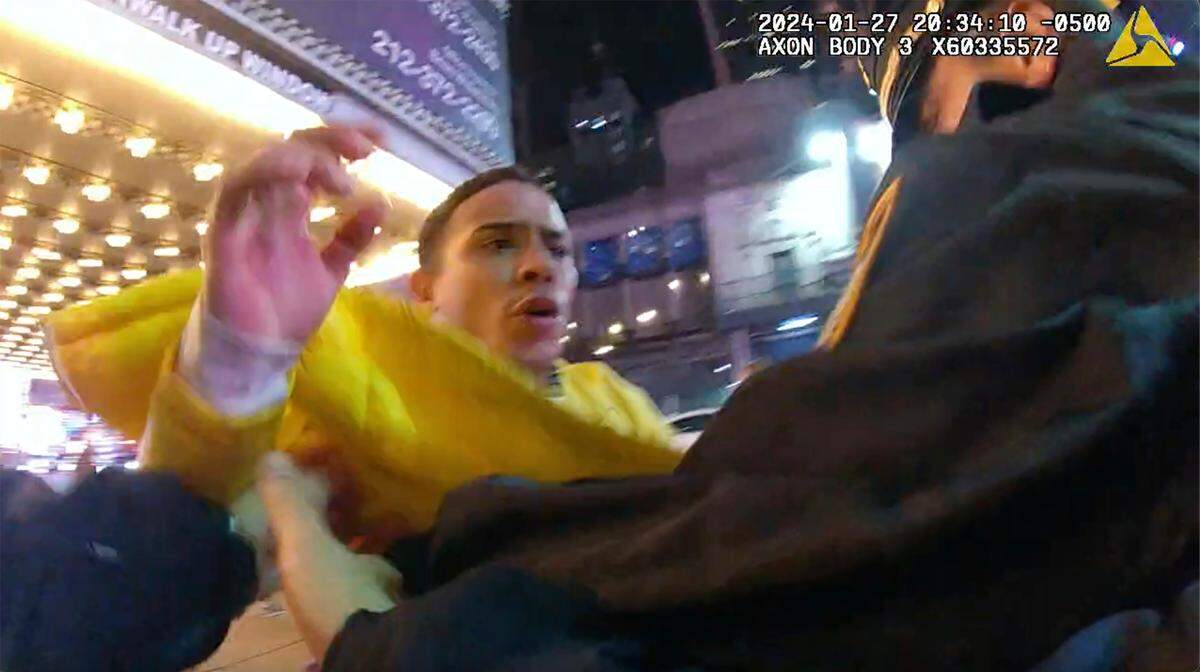 Esta imagen del video de la cámara corporal proporcionada por la Oficina del Fiscal de Distrito de Manhattan, el jueves 8 de febrero de 2024, muestra la pelea entre agentes del Departamento de Policía de la ciudad de Nueva York y inmigrantes en Times Square, el 27 de enero de 2024.