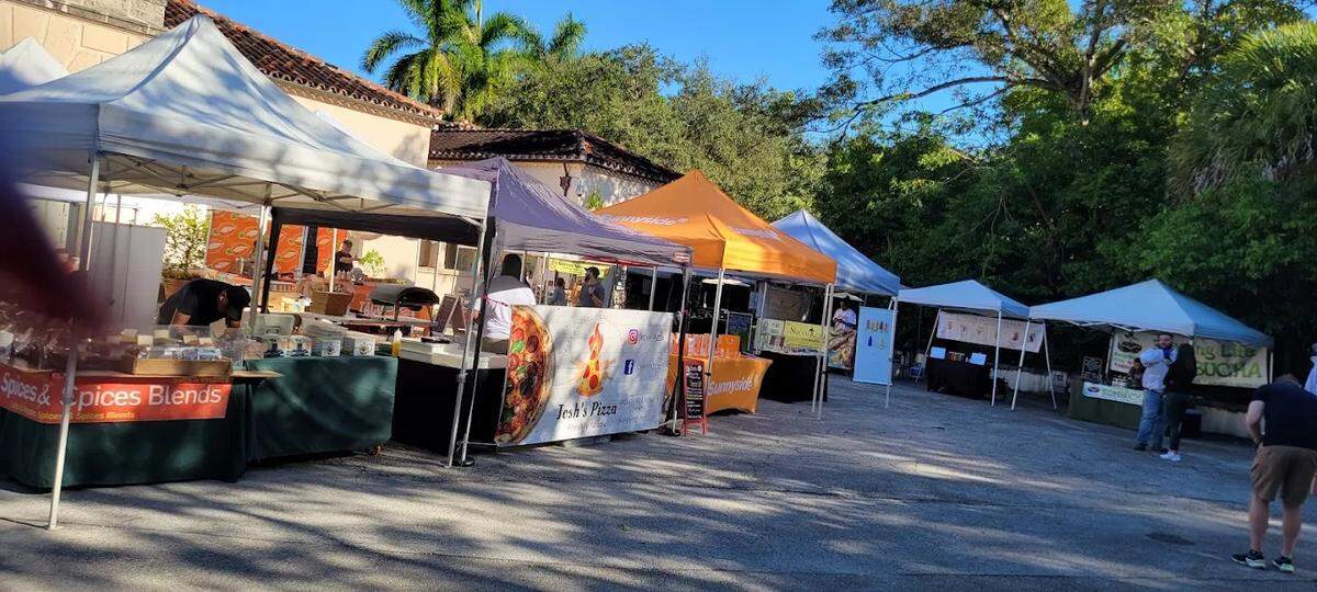 Mercado de agricultores de Vizcaya Village.