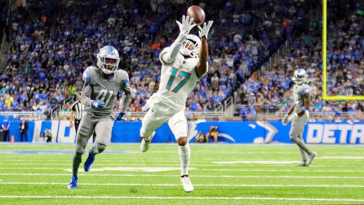 El wide receiver de los Dolphins Jaylen Waddle atrapa un pase en el partido contra los Lions, celebrado el 30 de octubre de 2022 en Detroit.