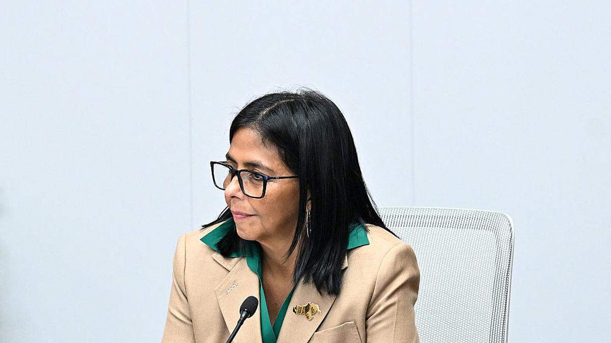 La presidenta interina de Venezuela, Delcy Rodríguez, se reúne con la delegación del gobierno colombiano en el Palacio Presidencial de Miraflores, en Caracas, el viernes 13 de marzo de 2026.