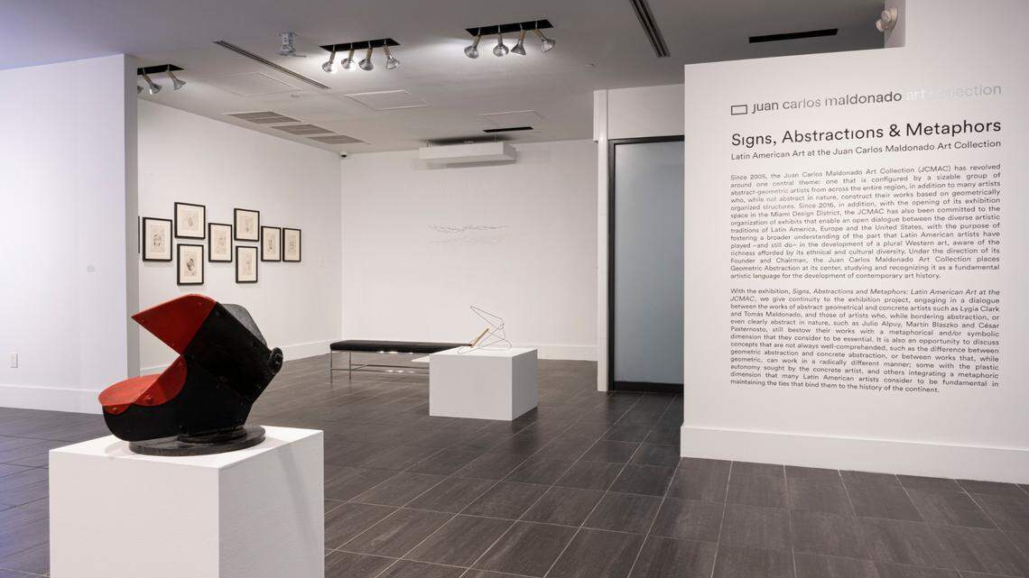 Obras en sala de la exhibición “Signos, abstracciones y metáforas, arte latinoamericano en la JCMAC”.