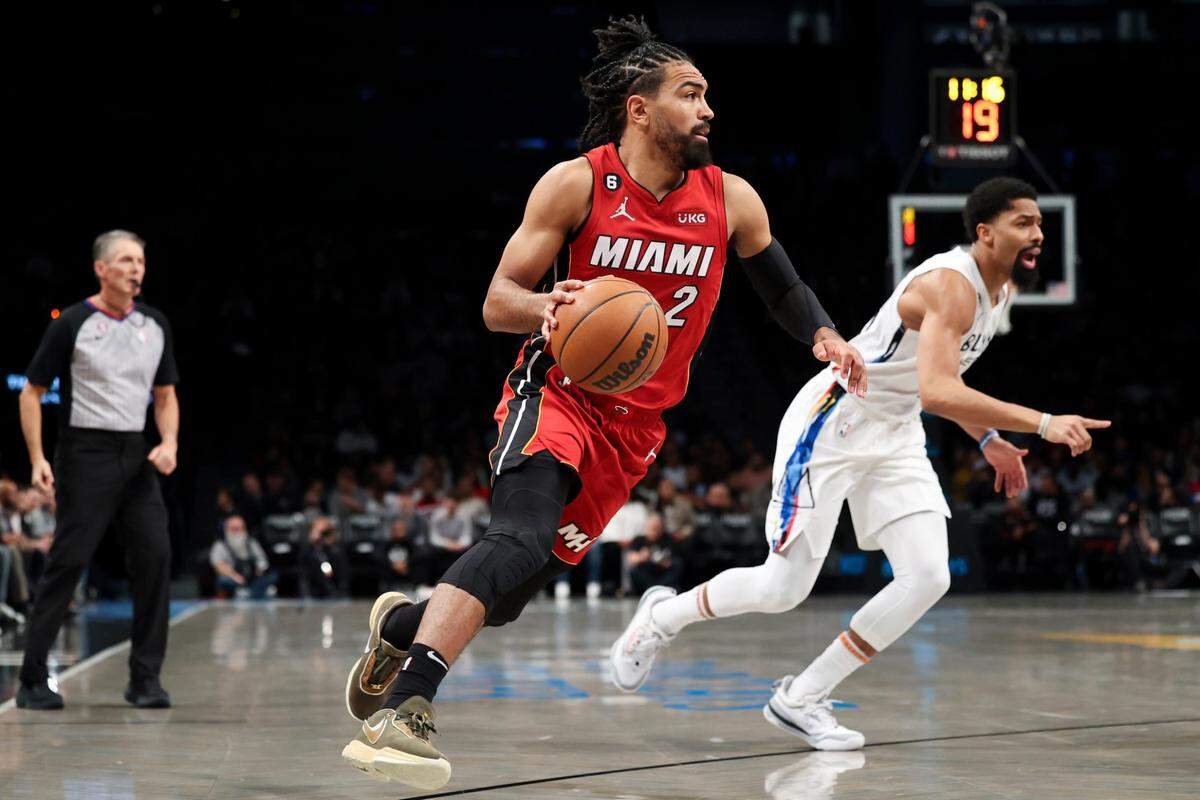 El jugador del Heat Gabe Vincent (2) conduce el balón ante la marca de Spencer Dinwiddie, de los Nets, en el partido celebrado el 15 de febrero de 2023 en New York.
