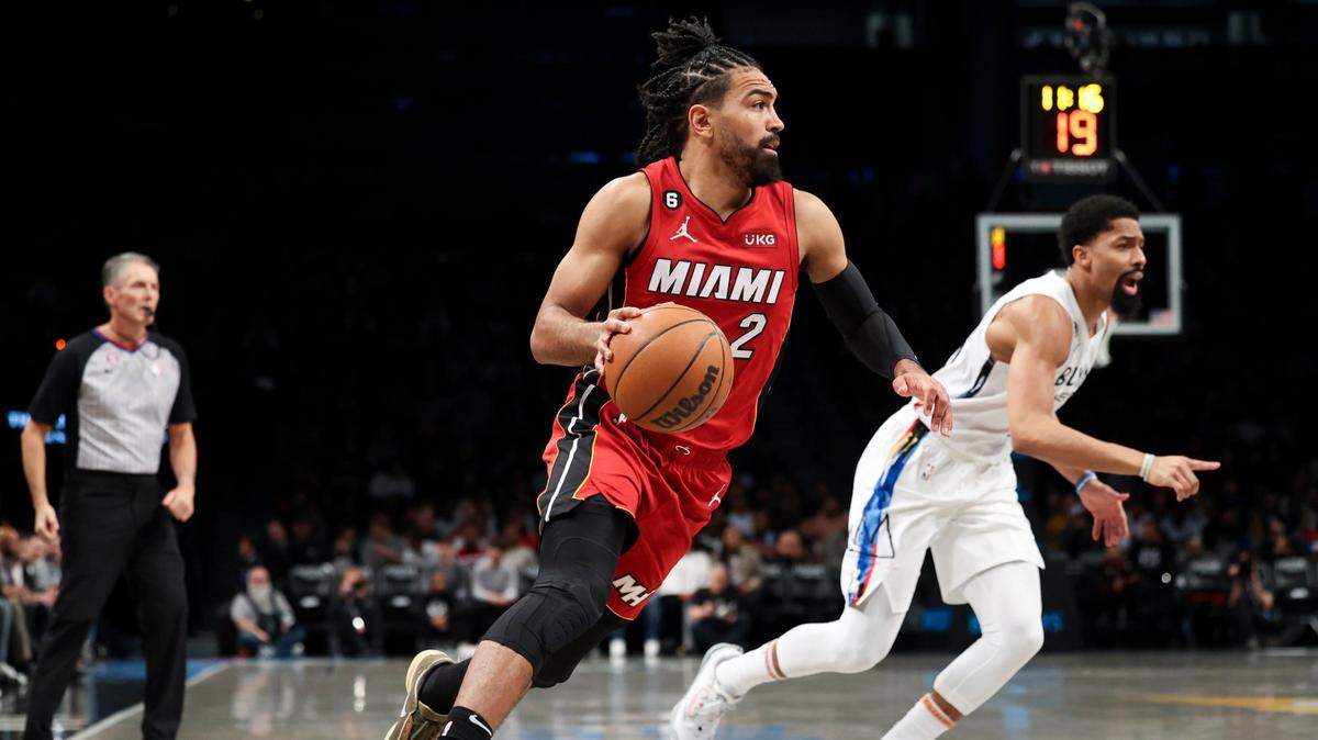 El jugador del Heat Gabe Vincent (2) conduce el balón ante la marca de Spencer Dinwiddie, de los Nets, en el partido celebrado el 15 de febrero de 2023 en New York.