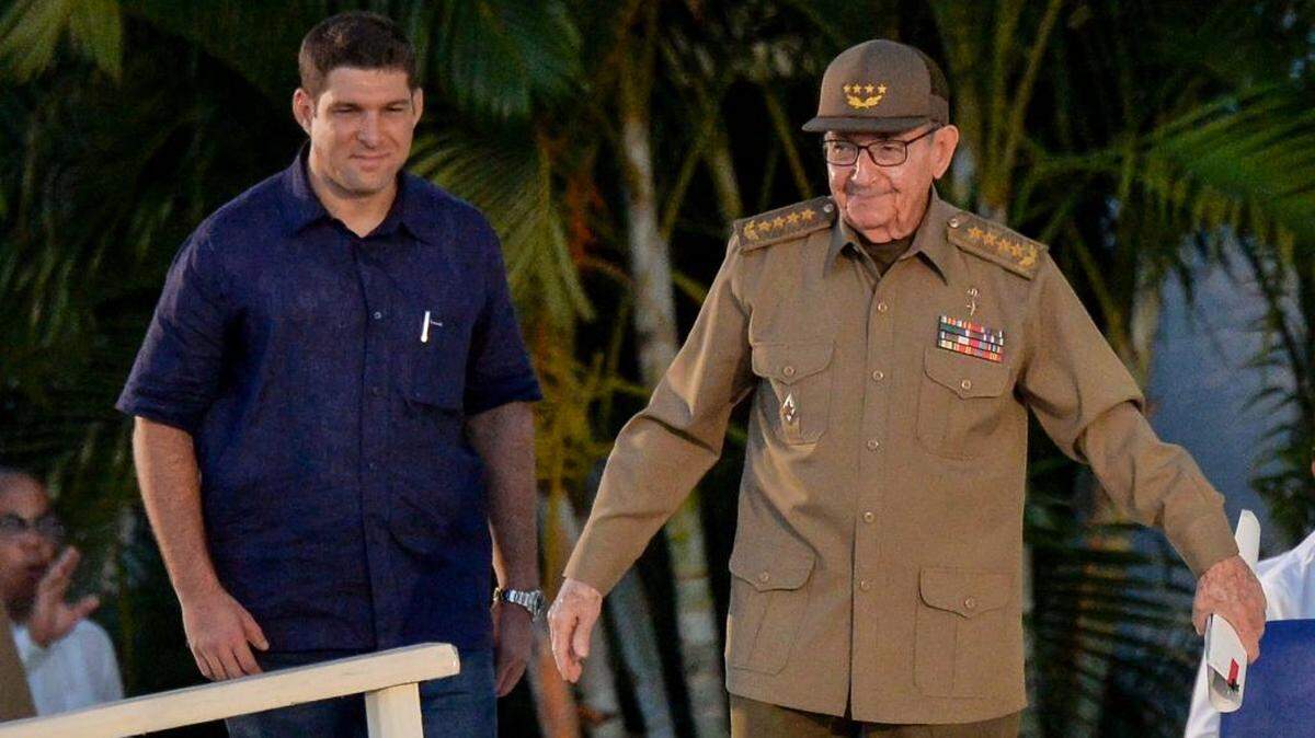 El exgobernante cubano y primer secretario del Partido Comunista de Cuba, Raúl Castro (derecha), escoltado por su nieto y guardaespaldas Raúl Guillermo Rodríguez Castro, es fotografiado durante las celebraciones del 65 aniversario del asalto al Cuartel Moncada, en Santiago de Cuba, oriente de Cuba, el 26 de julio de 2018.