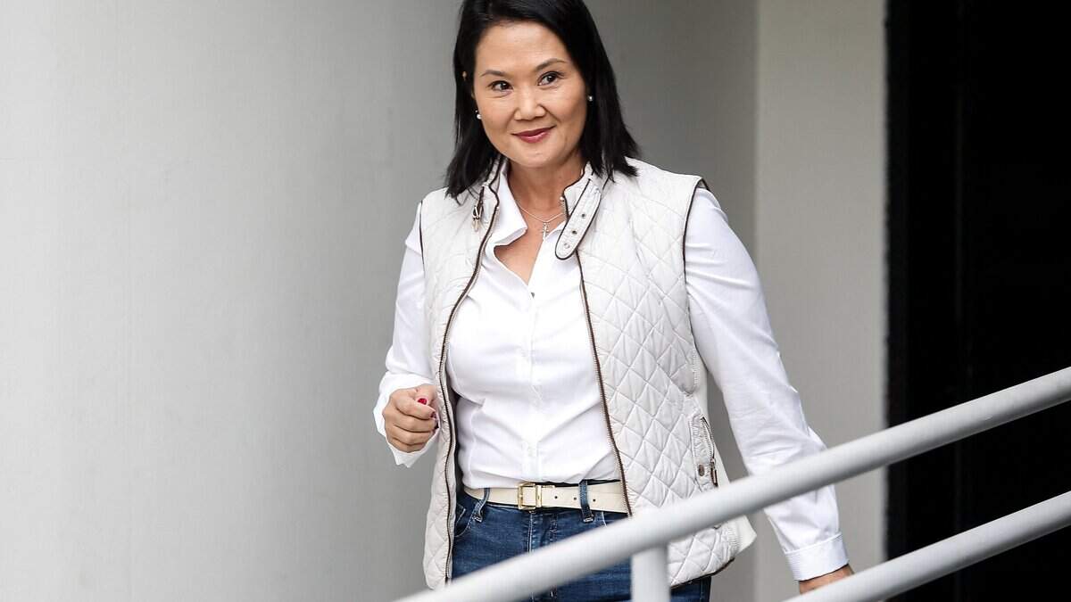 La candidata presidencial de Perú por el partido Fuerza Popular, Keiko Fujimori, aparece antes de hablar con la prensa en Lima, el 19 de junio de 2026.