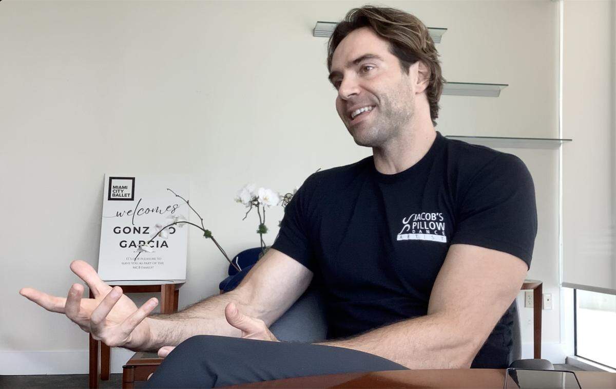 “Estoy de un lado a otro todo el día, pero me siento muy bien porque yo creo que cuando mejor trabajo es cuando estoy verdaderamente ocupado”, afirma&nbsp;Gonzalo García, director artístico de Miami City Ballet. 
