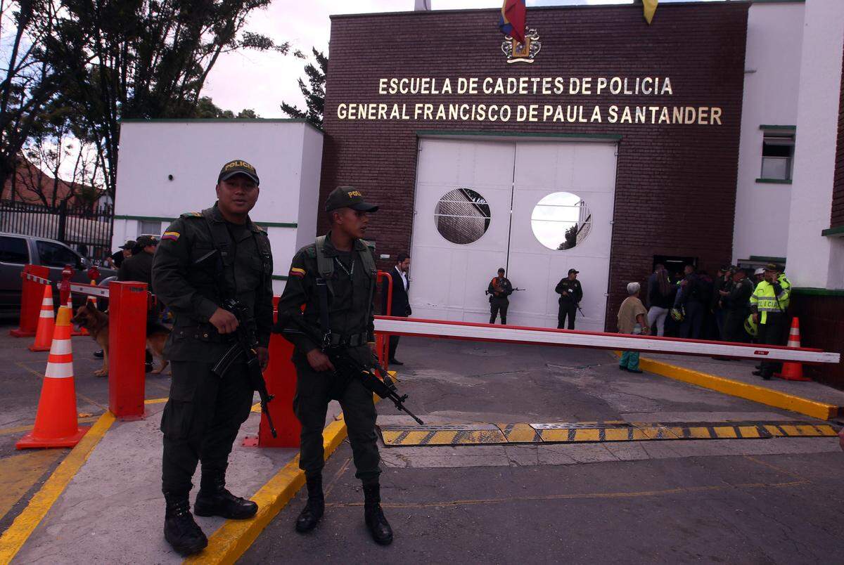 BOG101. BOGOTÁ (COLOMBIA), 17/01/2019.- Personal de la Policía es visto en la entrada de la Escuela General Santander donde un carro bomba causó una explosión este jueves en Bogotá (Colombia). Al menos ocho personas murieron por la detonación de un carro bomba en un estacionamiento de la Escuela General Santander, en el sur de la capital colombiana. EFE/ Mauricio Dueñas Castañeda