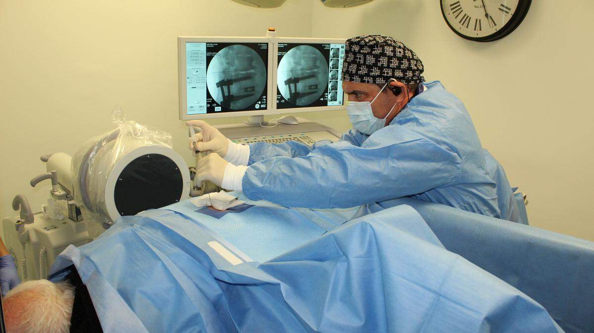 El Dr. Castellanos realizando un procedimiento para aliviar el dolor con células madre.