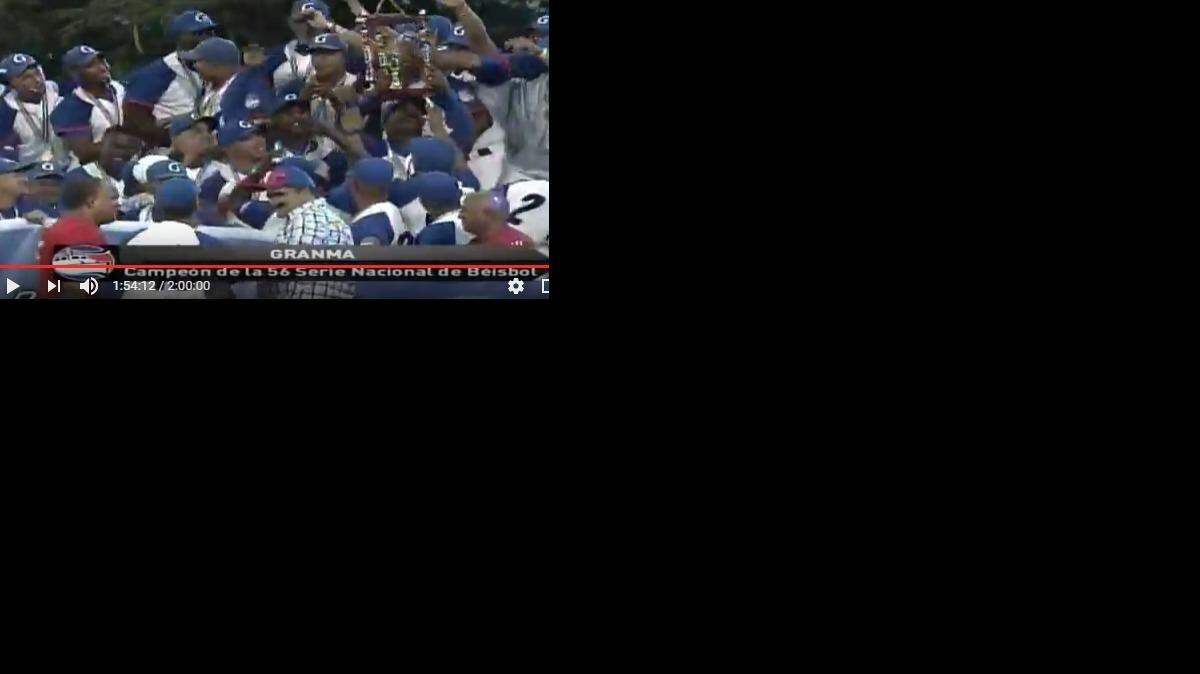 Los jugadores del equipo Granma celebran con el trofeo de campeón de la liga cubana luego de barrer 4-0 a Ciego de Ávila en el playoff final.