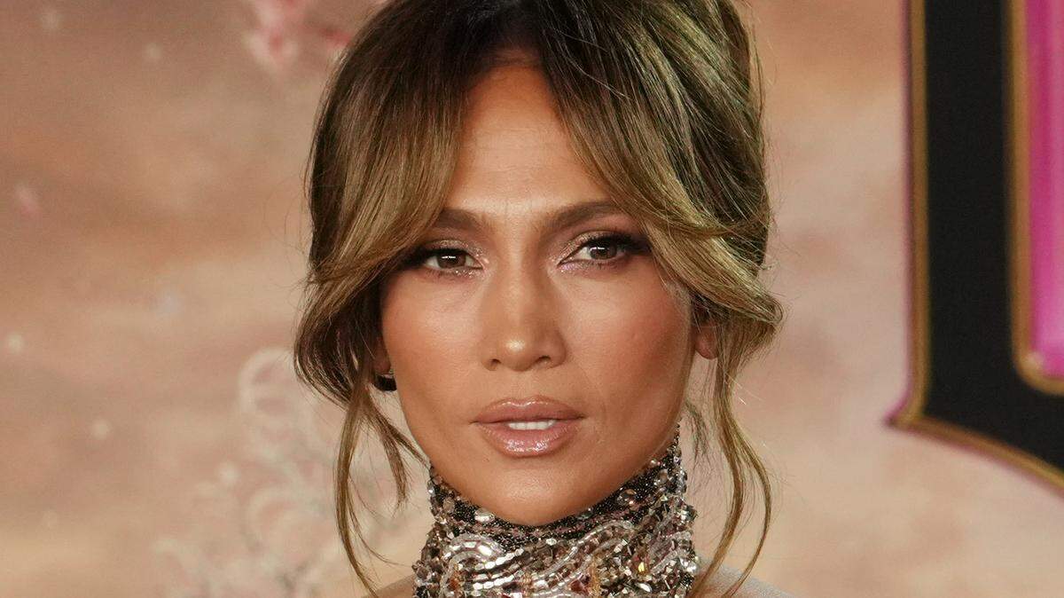 Jennifer Lopez llega al estreno en Los Ángeles de WICKED de Universal Pictures, celebrado en el Dorothy Chandler Pavilion en Los Ángeles, California, el sábado 9 de noviembre de 2024.