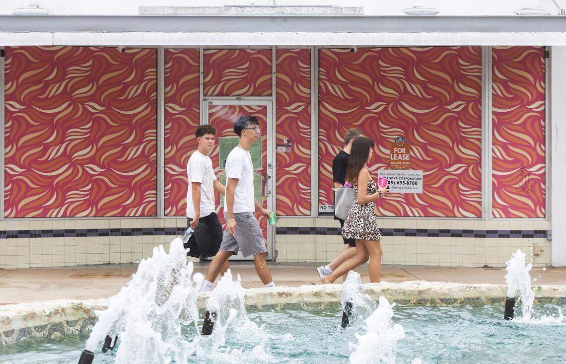 Visitantes pasan junto a una tienda vacía en el Lincoln Road Mall de Miami Beach, que ha experimentado una recesión en los últimos años. Una profunda renovación de la calle peatonal, se espera que restaure elementos gastados.