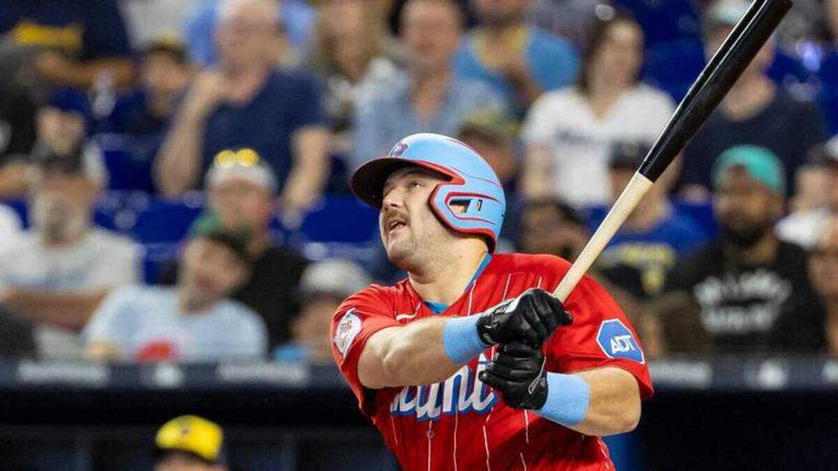 JAKE BURGER pega cuadrangular de tres carreras ante Milwaukee en la primera entrada.