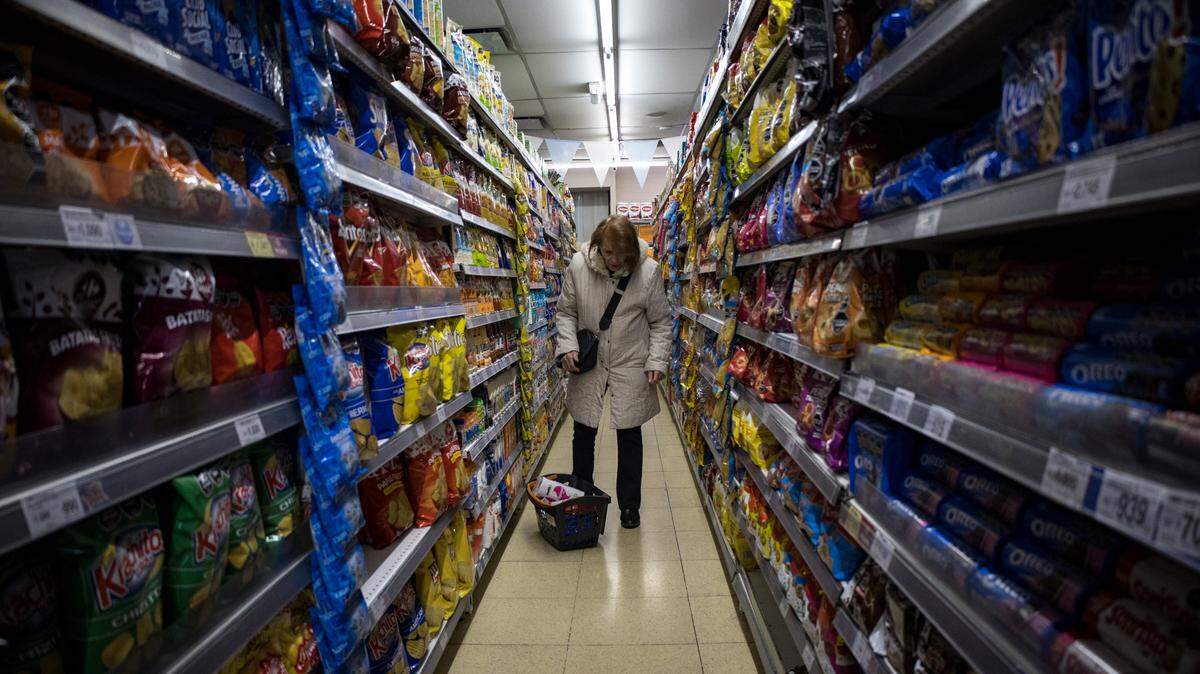 Una mujer compra en un supermercado en Buenos Aires el 31 de mayo de 2024.