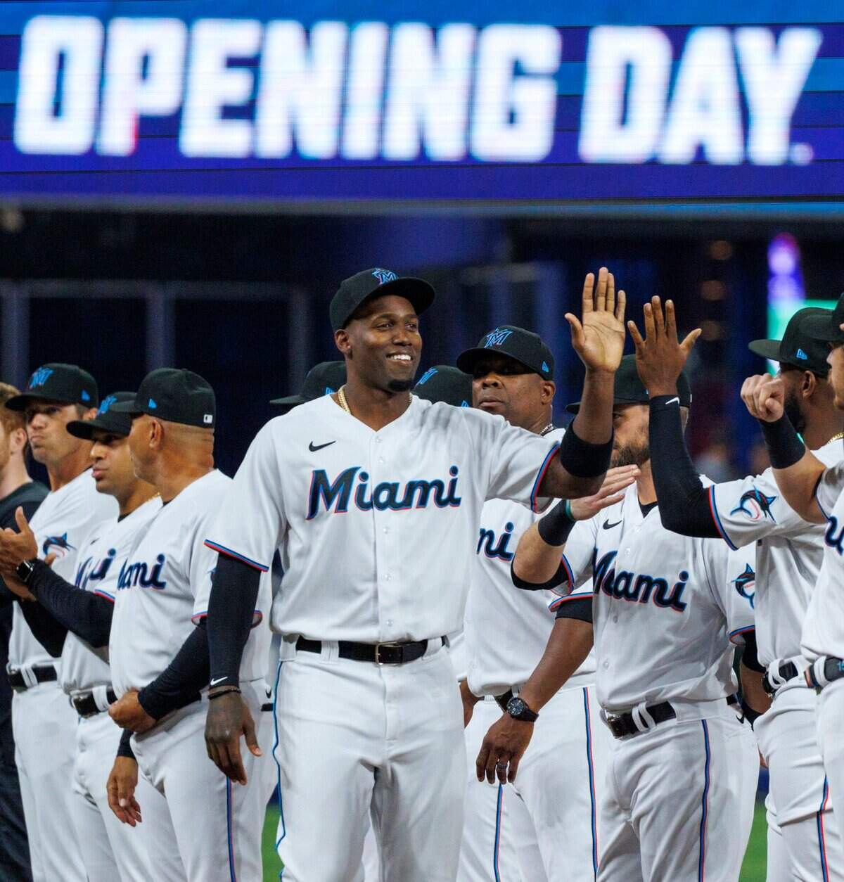 El jardinero cubano Jorge Soler (centro) en su presentación antes del partido inaugural de la temporada en Miami contra los Filis de Filadelfia, el 14 de abril de 2022.