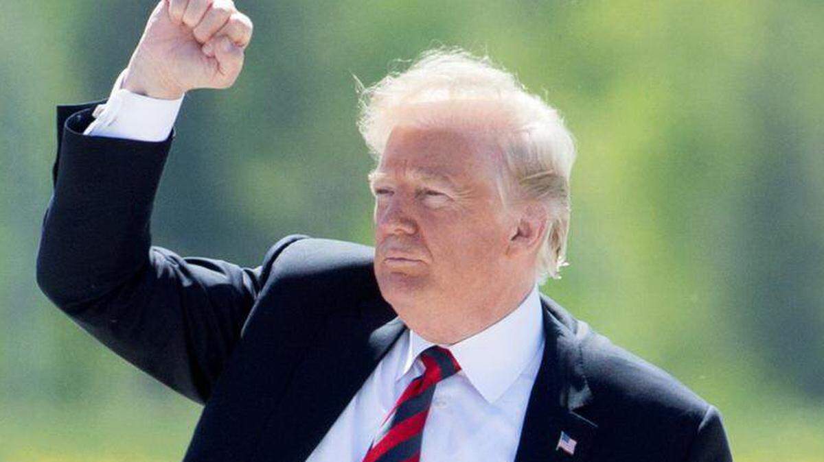 El presidente esatdounidense, Donald Trump, saluda a su llegada a la Base de la fuerza aérea canadiense de Bagotville, antes de la cumbre de líderes del G7 en Charlevoix, en La Baie, Canadá, hoy, 8 de junio de 2018.
