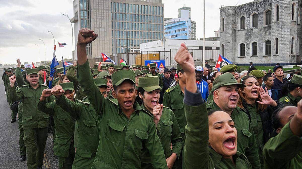 Estudiantes de escuelas militares participan en una protesta “antiimperialista” frente a la embajada de Estados Unidos contra la incursión estadounidense en Venezuela, donde 32 soldados cubanos perdieron la vida, en La Habana, el 16 de enero de 2026.