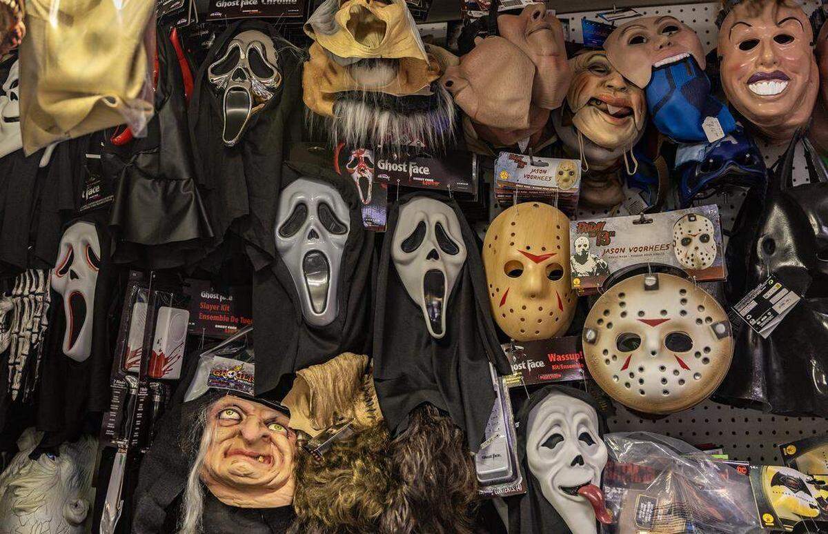 Algunas de las máscaras a la venta en La Casa de los Trucos.