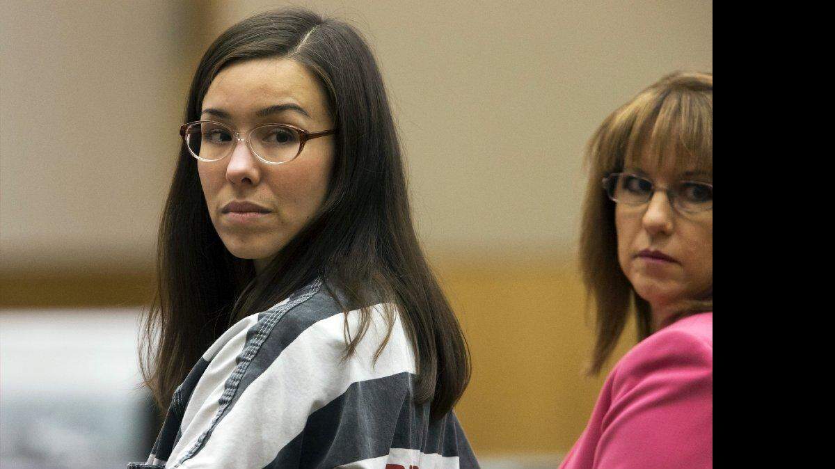 Jodi Arias (izq.) junto a su abogada durante la audiencia de sentencia el lunes 13 de abril, en el Condado Maricopa, en Phoenix, Arizona. 